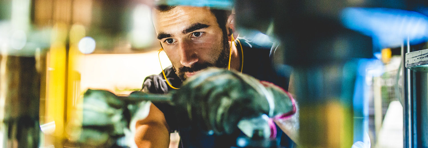 实验室设备工程师进行维护